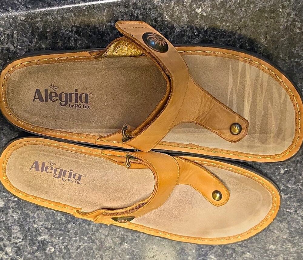 Alegria Women’s Tan Leather Thong Slip-On Flat Sandals Medallion US 10